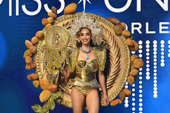 El Salvador’s actress walks on Miss Universe Stage with a Bitcoin suit 3