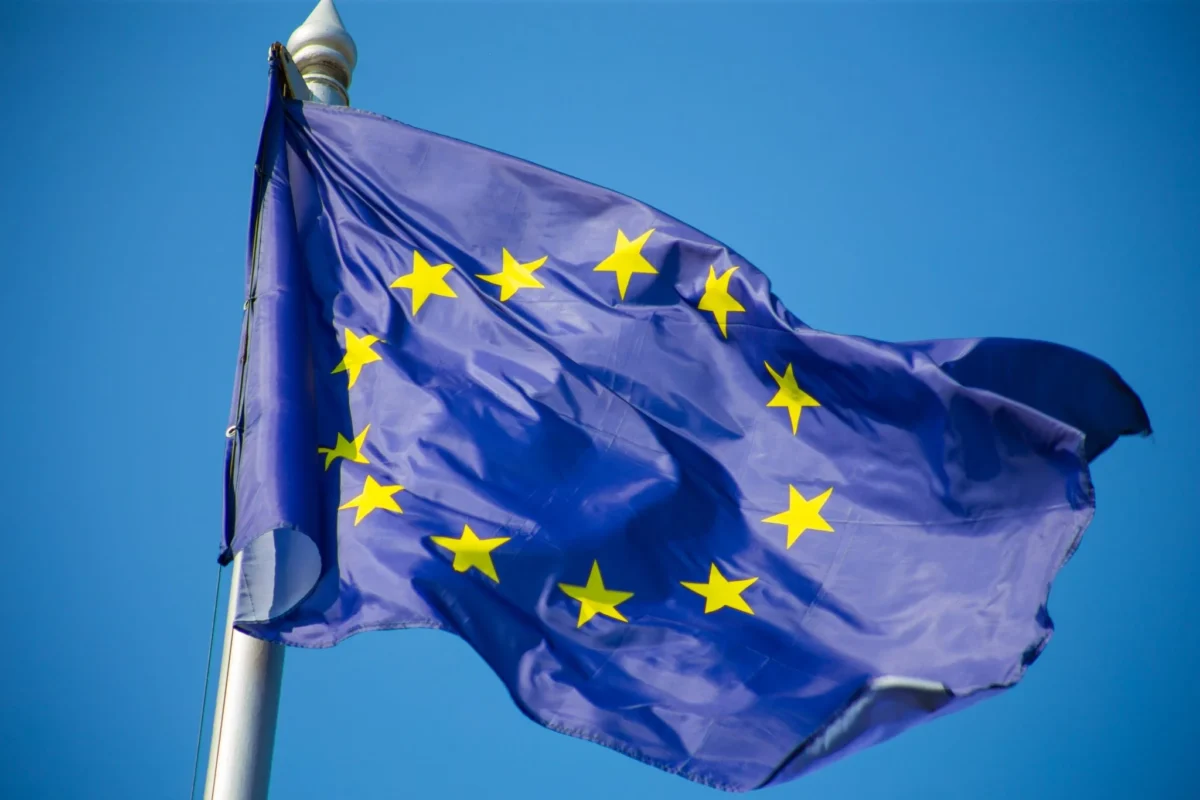 european-union-flag-fluttering-against-blue-sky-2048×1365-1-e1767045696720